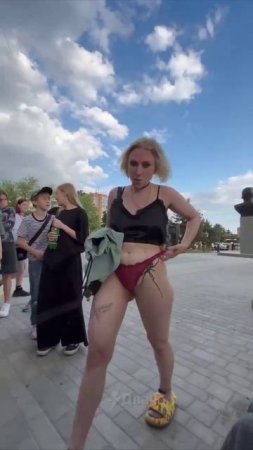 И вот ещё видео с полуголой мадам из Новочеркасска. По мимо шоу у фонтана и секса с курьером...👇