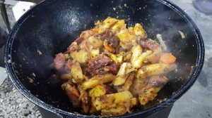 КАРТОФЕЛЬ ПО-ОХОТНИЧЬИ С КОПЧЕНЫМИ КОЛБАСКАМИ В КАЗАНЕ