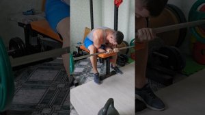 На кисть сидя