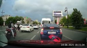В Тюмени водитель автомобиля сдал назад и наехал на мотоцикл, после чего начал предъявлять претензии