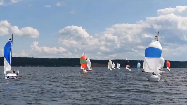 В перерывах между дождями в Ульяновске проходит  Чемпионат России по парусному спорту в классе яхт «