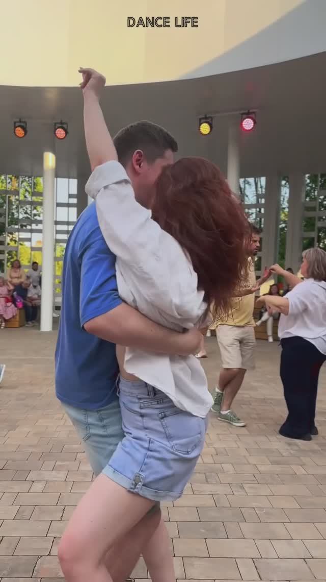 Бачата на опен-эйре в парке Ленина в Белгороде. Николай и Мирослава. Школа танцев Dance Life. смотреть онлайн