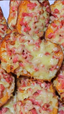 Горячие бутерброды в духовке с колбасой и сыром