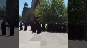 Прислал силовиков: в резиденцию католикоса Армянской апостольской церкви пришли силовики.