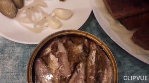 Солёные огурцы в меню.