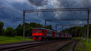 ЭД4-0010 на фоне грозы следует близ о.п Булатниково