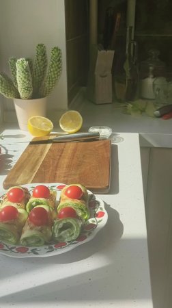 Рулетики из кабачков и авокадо