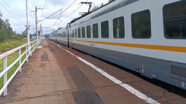 Электропоезд ЭП2Д-0026 Отправляется с платформы Зосимова Пустынь