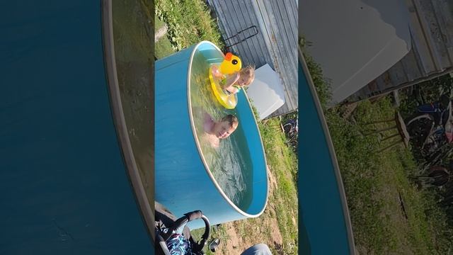 дети купаются