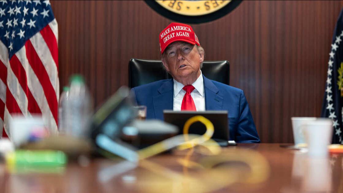 Трамп заявил, что спас верховного лидера Ирана от жестокой смерти