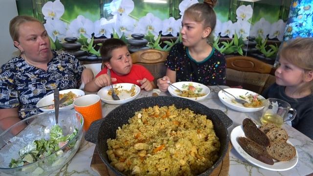 мукбанг плов с курицей