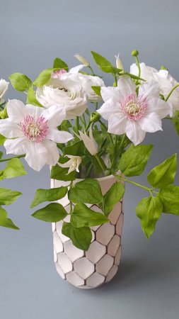 Букет Клематис и ранункулюсы. Холодный фарфор.