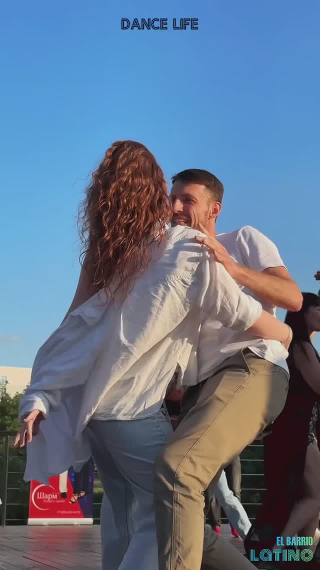 Кубинская Сальса на опен-эйре в парке в Белгороде. Дмитрий и Мирослава. Школа танцев Dance Life. смотреть онлайн