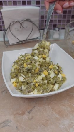 Салат с морской капустой, яйцом и горошком