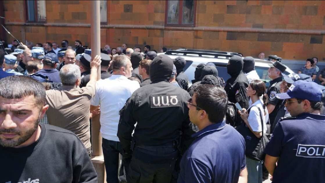 Архиепископ Аджапахян прибыл в СК Армении, где его ждет арест
