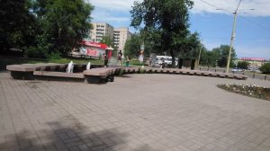 Мальчики и девочки купаются в фонтанчике ⛲