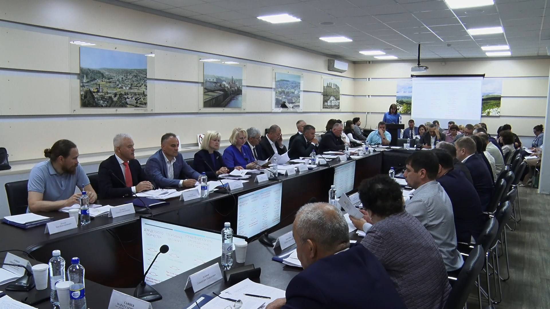 В последний четверг месяца депутаты провели очередное заседание Собрания