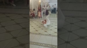 Меня зовут Дмитрий я занимаюсь спортивным видом танца Break Dance выступаю на корпоротивах, свадьбах