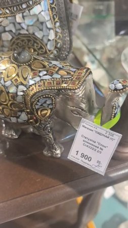 Сувениры, статуэтки в магазине