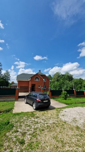 Дом с отдельно стоящей баней, гаражом, кирпичной беседкой с печкой, погребом и курятником

курятник