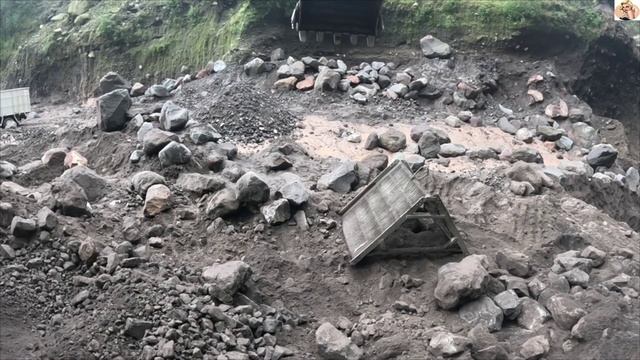 Строительство, экскаватор копает чёрный песок