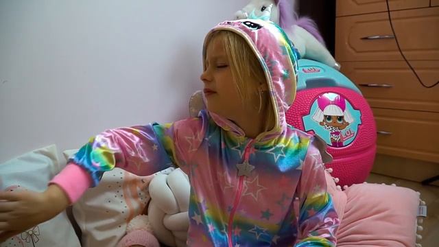 Мама учит Марго про вредные сладости и как правильно питаться