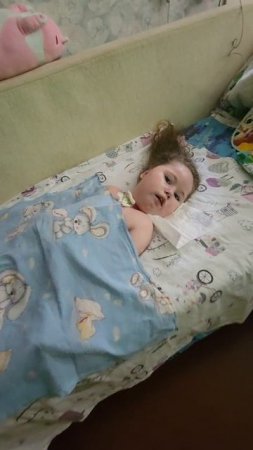 пока папа кроватку принцессы пробирает,  а Ева на папином месте как обычно БАЛУЕТСЯ 😌💪👸🙂#евасма1