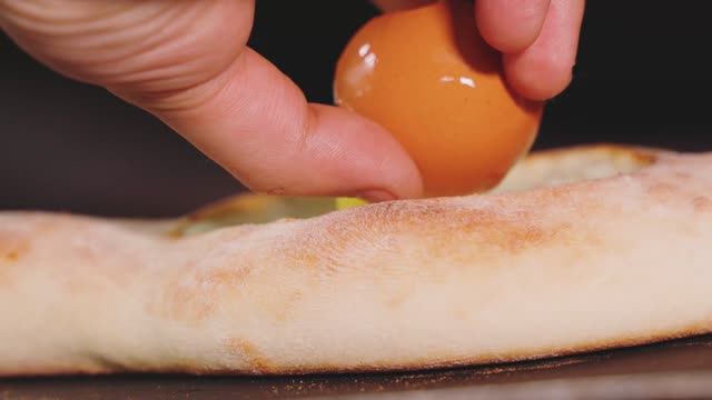 Хачапури по-аджарски - готовит ресторан Долма