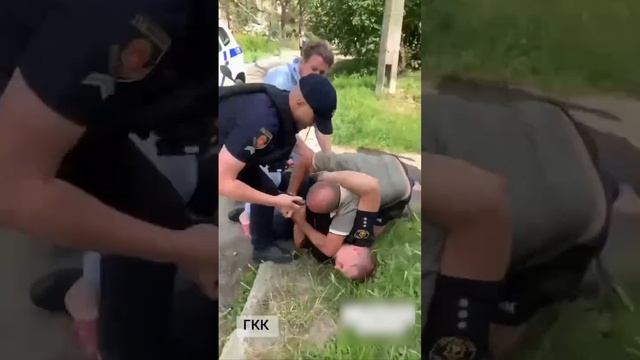 Убойная драка с полицейскими! Мент протаранил головой забор.