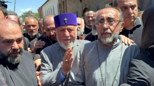 Спецназ Армении штурмом пытался взять резиденции Каталикоса