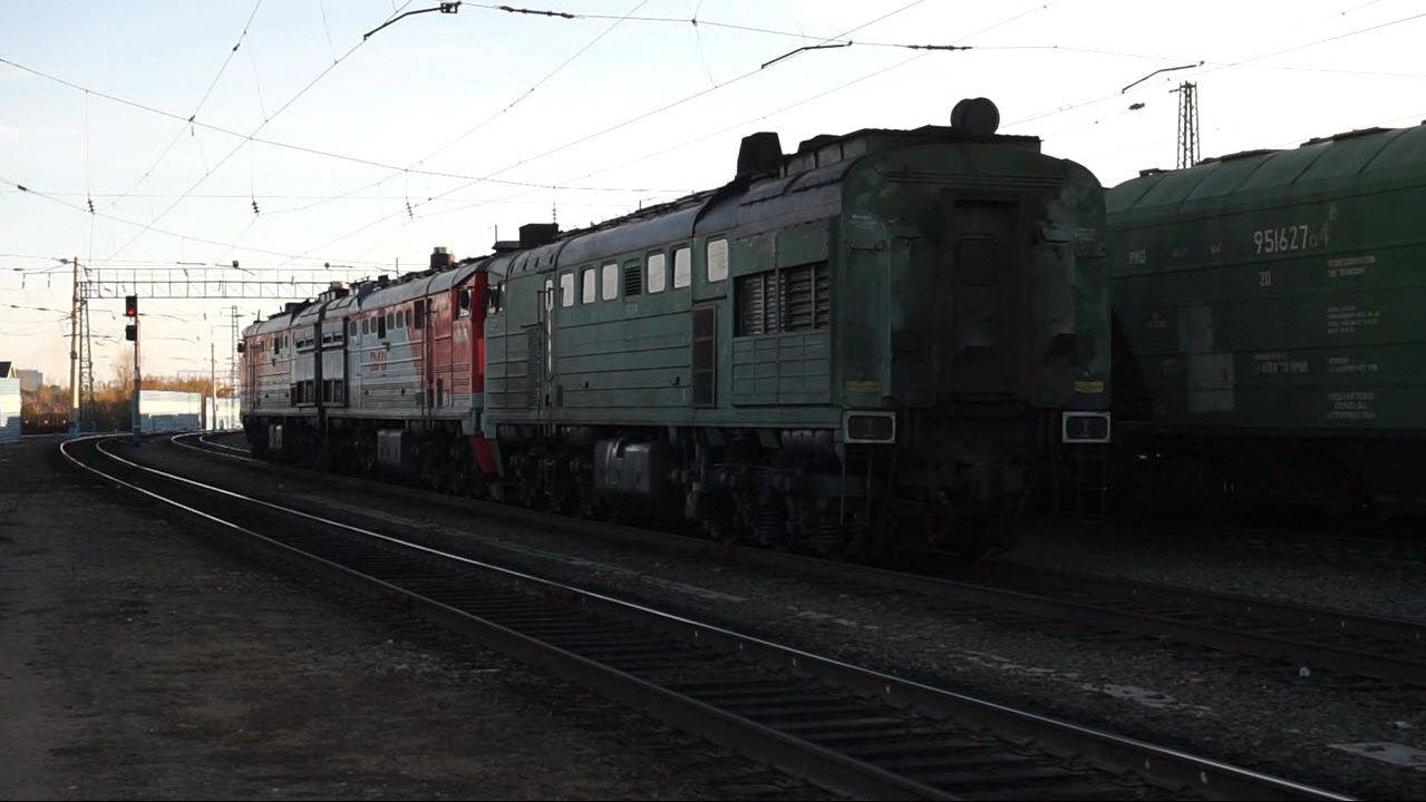 Тепловозы 2ТЭ10М-3260 и 2ТЭ10У-0126А. Псевдотройник резервом. Звук 10Д100.