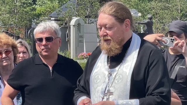 МУЖ АНАСТАСИИ ЗАВОРОТНЮК С ДЕТЬМИ ПРИЕХАЛИ НА МОГИЛУ АКТРИСЫ В ГОДОВЩИНУ ЕЁ СМЕРТИ | ТРОЕКУРОВСКОЕ