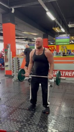 Памп бицепса. Атлет Григорий Поздняков
