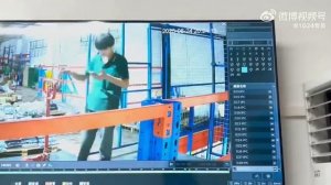 Жуть из Китая: зумер так залип в телефон, что не заметил, как провалился в шахту лифта