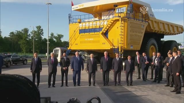 Лидеры стран осмотрели выставку белорусских автомобилей и БелАЗ грузоподъёмностью 450 тонн, 27 июня