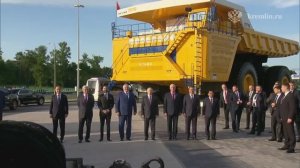 Лидеры стран осмотрели выставку белорусских автомобилей и БелАЗ грузоподъёмностью 450 тонн, 27 июня