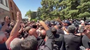 Ещё представление по-армянски: в монастыре Эчмиадзин священнослужители и верующие противостояли..👇