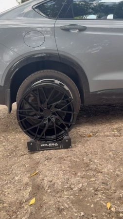 Geely Tugella на примерке дисков в 20-ом диаметре