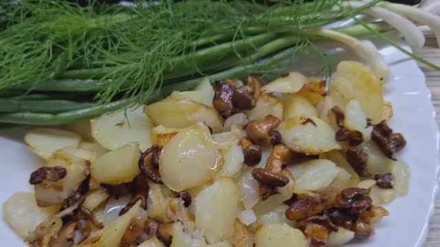 Деревенский ужин.Жареная картошка с лесными грибами.
