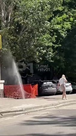 А такой фонтан бил сегодня на Варфоломеева. 🤫
