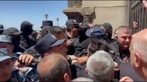 Ещё представление по-армянски: в монастыре Эчмиадзин священнослужители и верующие противостояли...👇