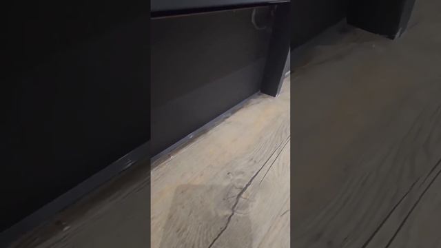 Когда решил не ставить плинтуса.