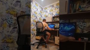 слежу за папой как он играет в кризис 2