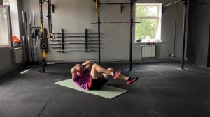 Скручивания с касанием колена локтем