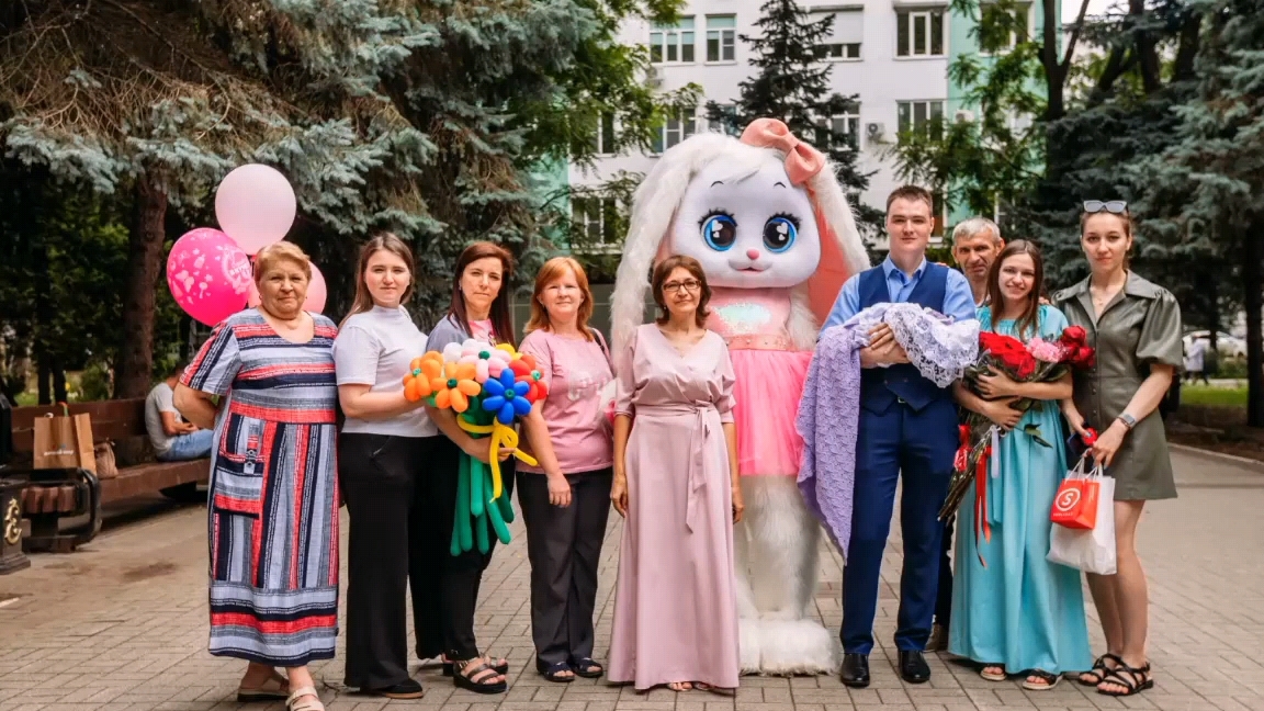 Выписка моей внучки из роддома. Мои вязаные изделия. Постаралась и для внучки. Скоро Эвелюше 3 года.