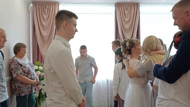 Причёска. Загс г. Асино 20. 06. 2025 г. Повесили замок любви на мосту.