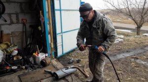 Вскрываю глушитель. Меняю на новый.