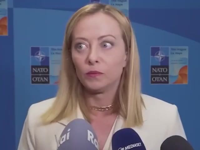 Премьер-министр Италии Джорджа Мелони на саммите НАТО нашла салфетку Макрона.