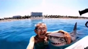 Русский дед приручил акулу