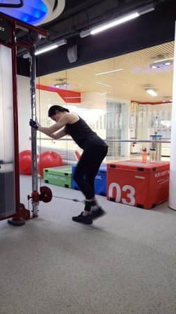Отведение ноги в кроссовере (нижний блок)
